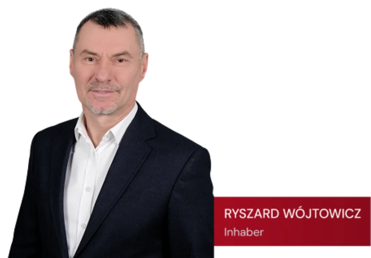 Porträt des Inhabers in Anzug und weißem Hemd vor schwarzem Hintergrund