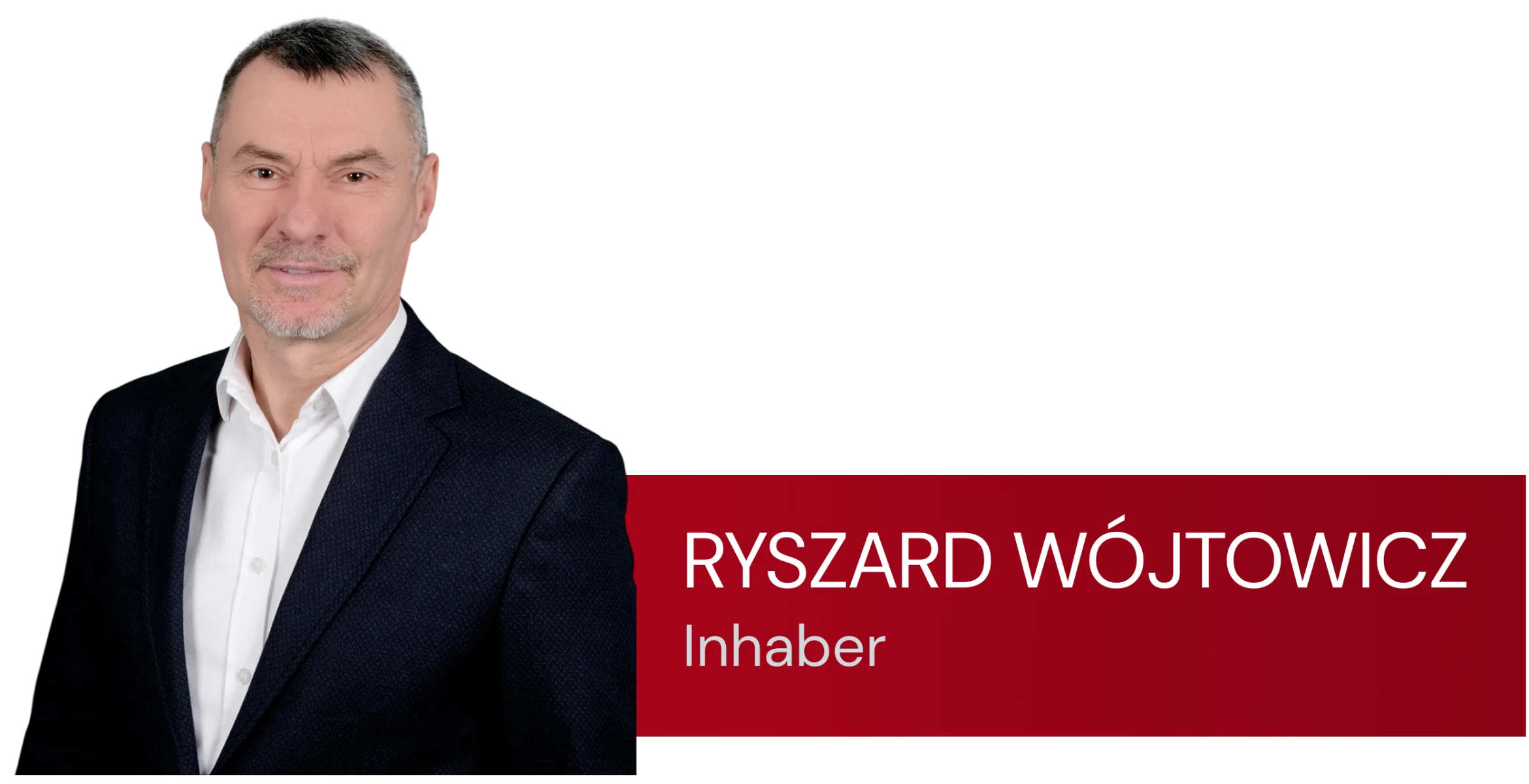 Porträt eines Mannes im Anzug vor schwarzem Hintergrund