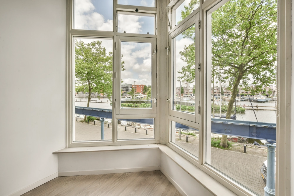 Fenstermontage mit Eckfenster und neuen Fensterbänken sowie Laminat verlegen in renoviertem Wohnraum