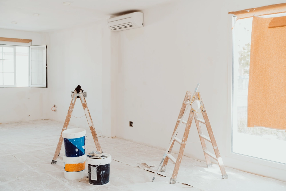 Innenraum mit Leitern und Farbeimern bei Malerarbeiten