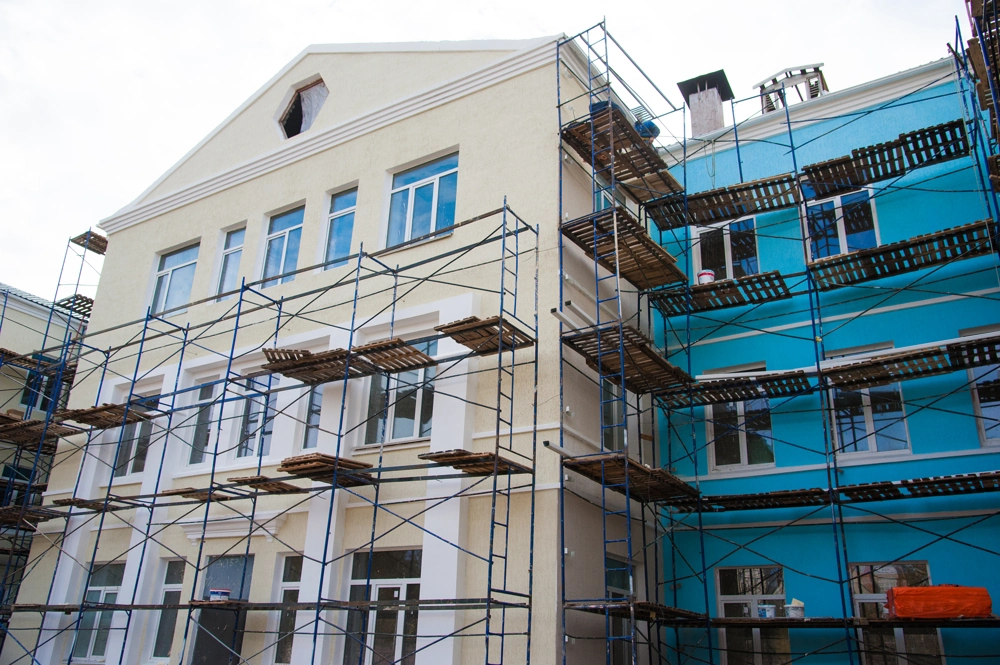 Mehrgeschossiges Gebäude mit Gerüst bei Altbausanierung